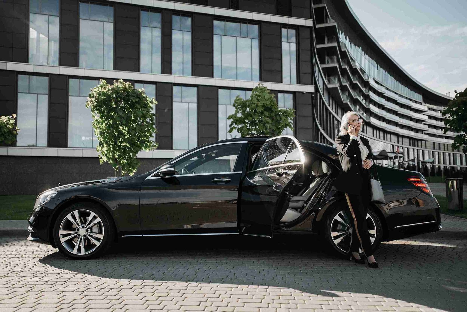Executive Airport Transfers from Staines for Premium Heathrow Travel Experiences