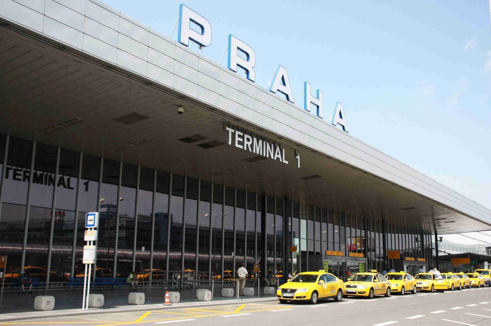 Professional Airport Taxi Services in Staines for Smooth Heathrow Departures